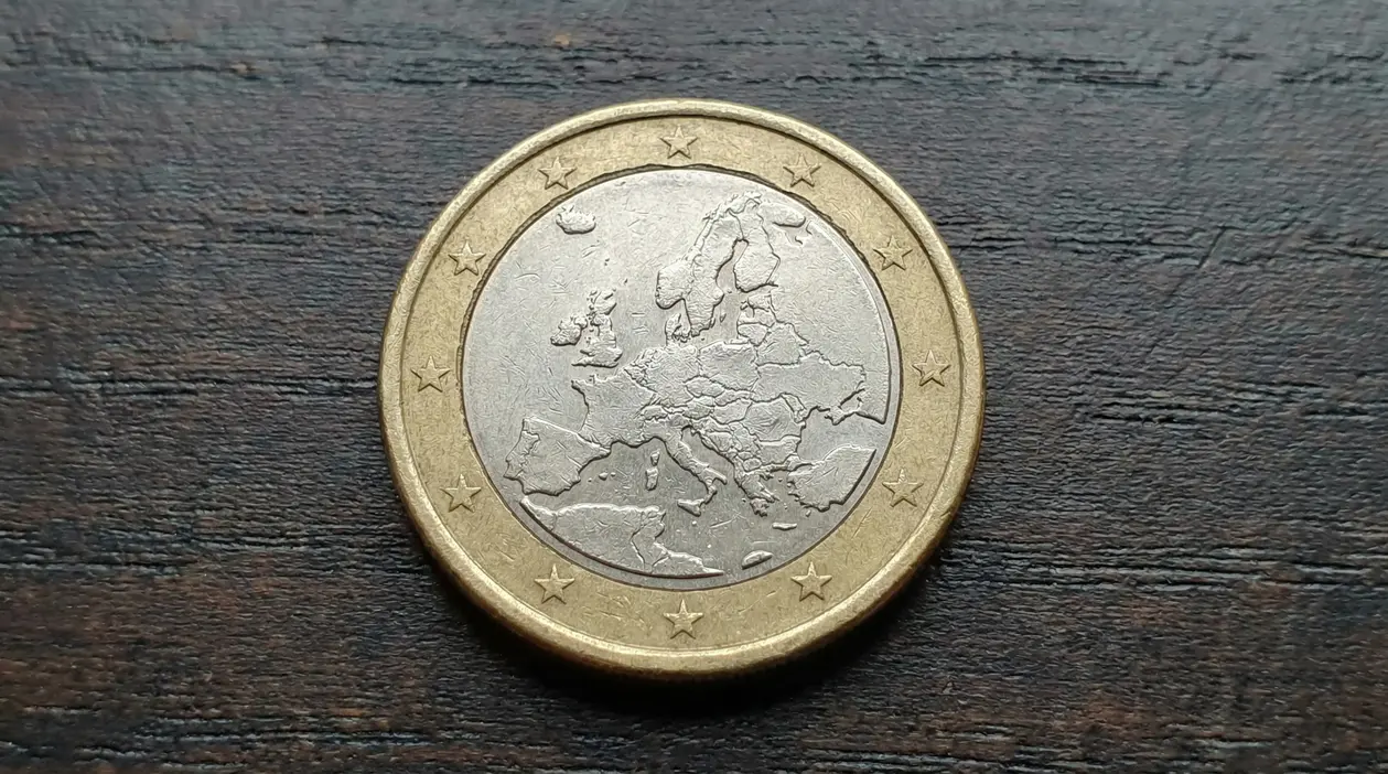 Moneta da 1 euro con mappa dell'Europa con un errore di conio visibile