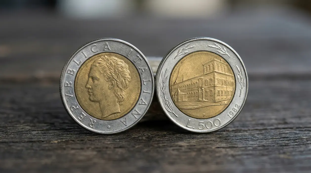 Due monete da 500 lire bimetalliche del 1982 su superficie in legno