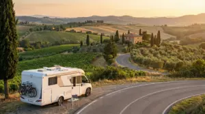 Camper parcheggiato lungo una strada panoramica tra le colline italiane al tramonto