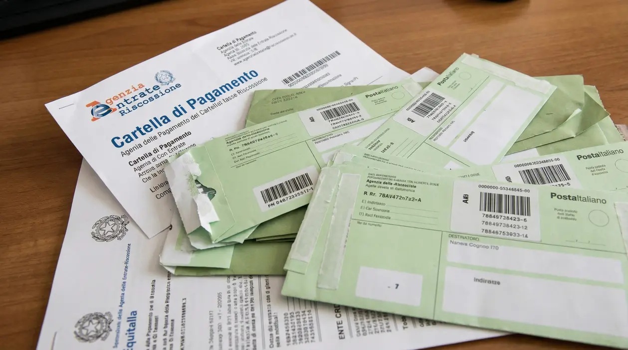 Cartella di pagamento e buste verdi di notifica su una scrivania, tema cartelle esattoriali e riscossione